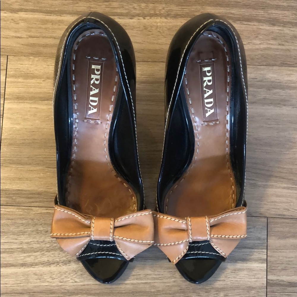 Prada black patent heels with tan bow - Picture 7 of 7
